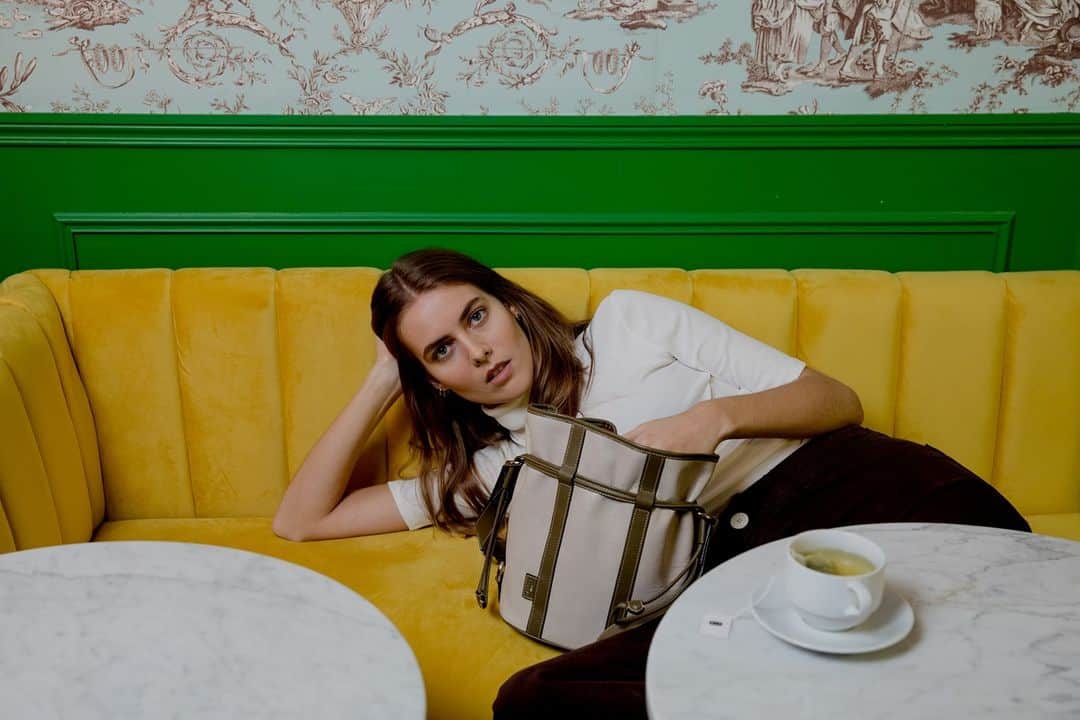 ランセルのインスタグラム：「Carte blanche  @camilleraffray, photographiée par @david_maurel Merci @hoteldeuxgares 💛 Elsa – Cuir embossé et cuir lisse – Roche et kaki The lovely @camilleraffray captured by @david_maurel Elsa – Embossed and smooth leather – Roche and khaki #ElsaByLancel #SS21 #Lancel」