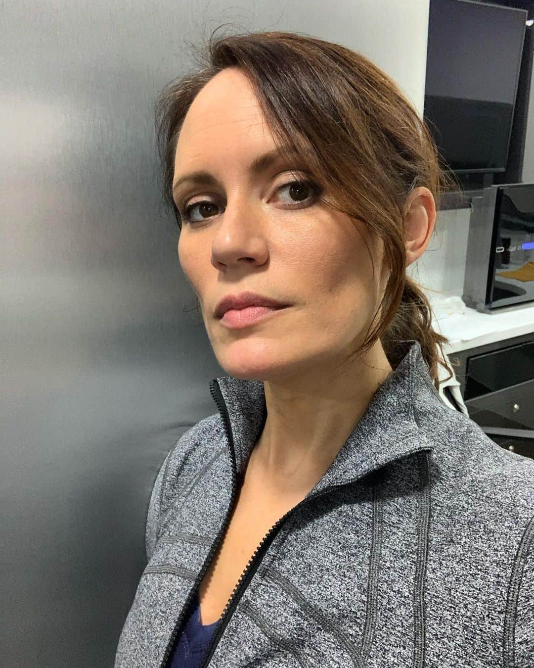 エミリー・スワローのインスタグラム：「‘Sup?  Giving you a little side eye cause I want you to watch @sealteamcbs this Wednesday at 9/8c.  I’ll be watching with the east coast!  Join me on IG live! * * * #gymclothesatwork #natalie #sealteamcbs #sealteam #watchparty #iglive #sideeye」
