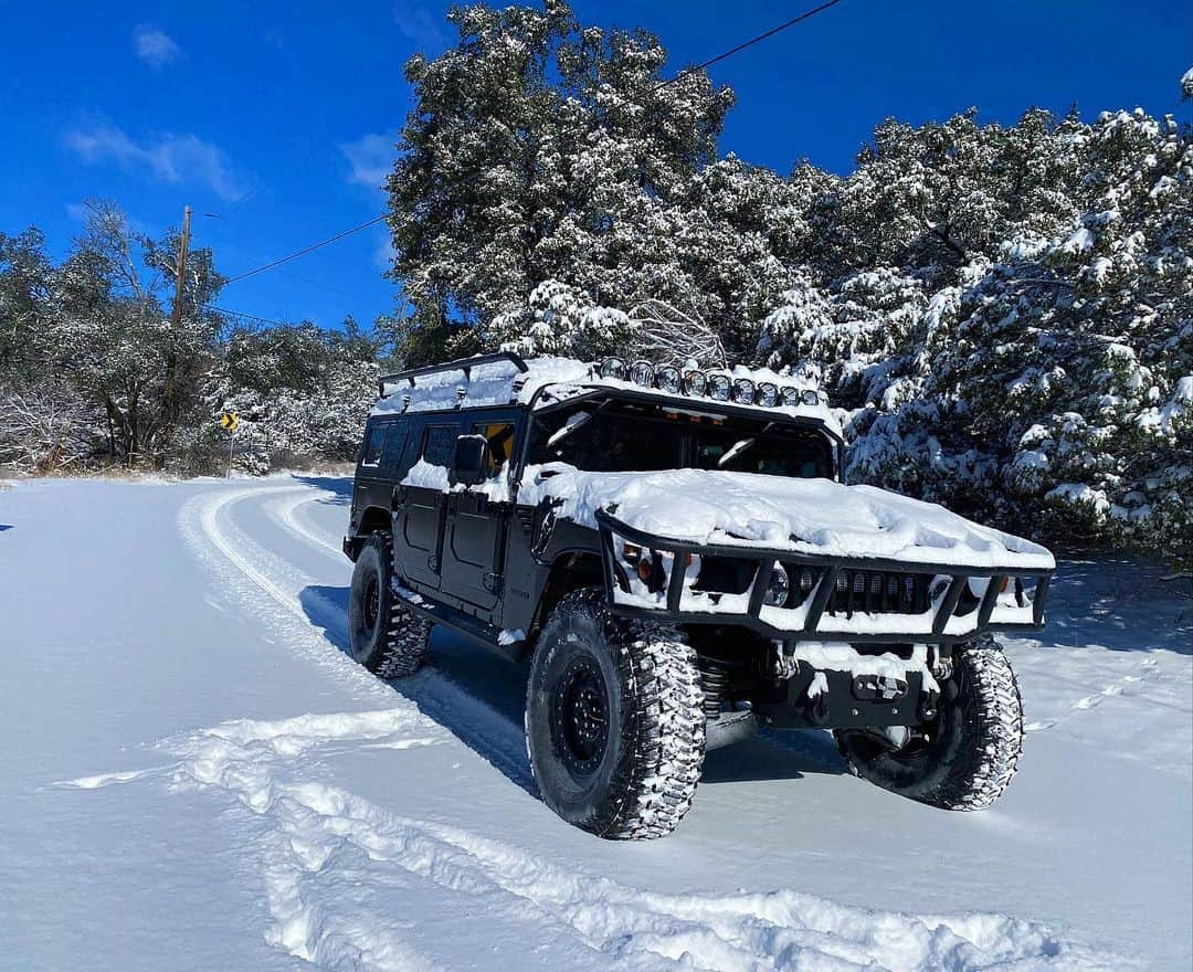 ウエストコーストチョッパーズのインスタグラム：「Texas Nuclear Winter ain’t no match for the @modmafiallc “GunRunner” H1 ❄️💪🏽❄️  #jessejames」
