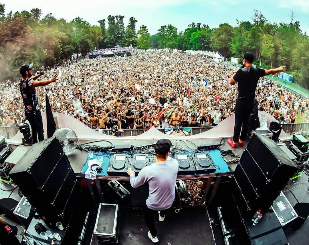 Klingandeのインスタグラム：「If you could go to a Festival right now - who has to be on your squad? Tag them below!」