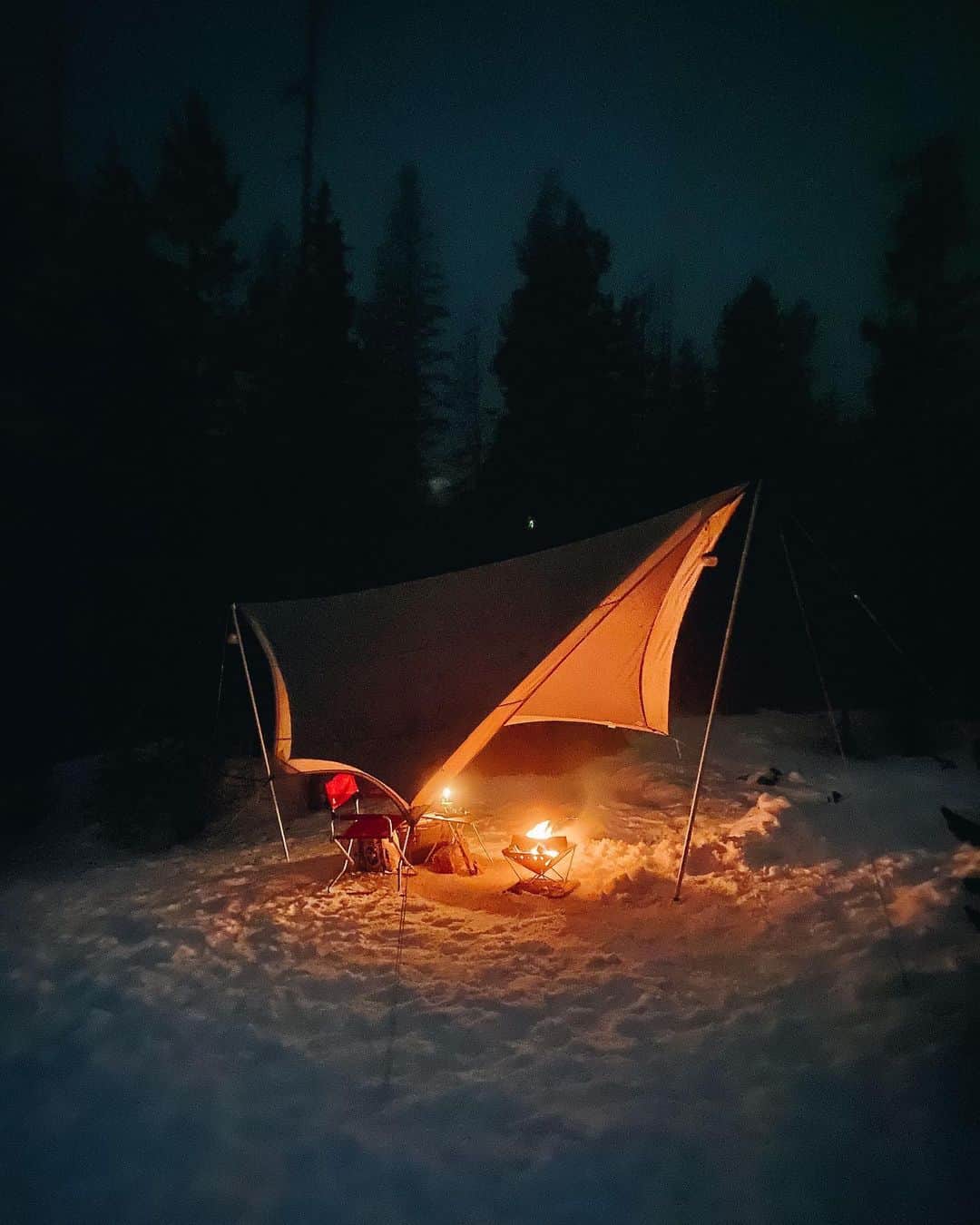 Snow Peak USAさんのインスタグラム写真 - (Snow Peak USAInstagram)「Experience the joy of year-round #TakibiTime with the Takibi Tarp Hexa Set M. Snow Peakers love its easy setup and versatile functionality. The fire-resistant liner offers temperature control, so even fair-weather campers can enjoy winter excursions.⠀ ⠀ Find more fireside essentials linked in bio. ⠀ ⠀ pc: @connortoday」2月16日 2時10分 - snowpeakusa