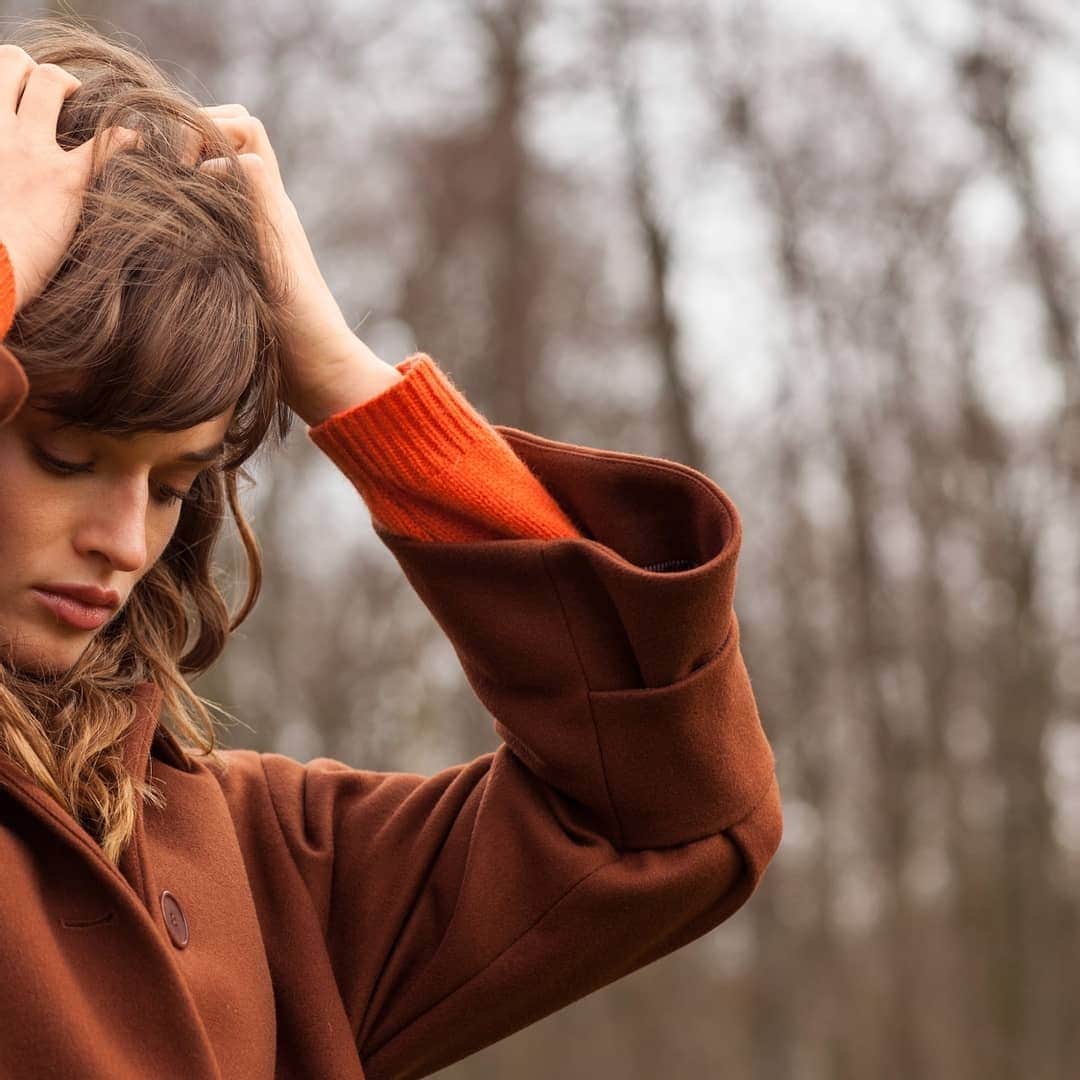 のインスタグラム：「Lundi compliqué ? Nous avons une bonne nouvelle pour vous détendre... les soldes continuent ! ✨ Nos pulls colorés et manteaux tout chauds sont à petits prix sur le site et dans nos boutiques 2 semaines de plus ! 🛍 ​#bensimon #pull #manteau #bensimoncollection #mode」