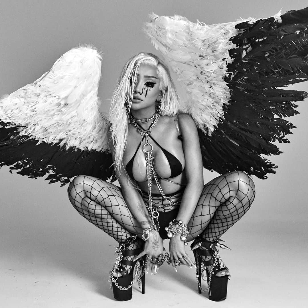 ニコラ・フォルミケッティのインスタグラム：「LA DRAGUNA 🖤 @nikitadragun by @damon_baker」