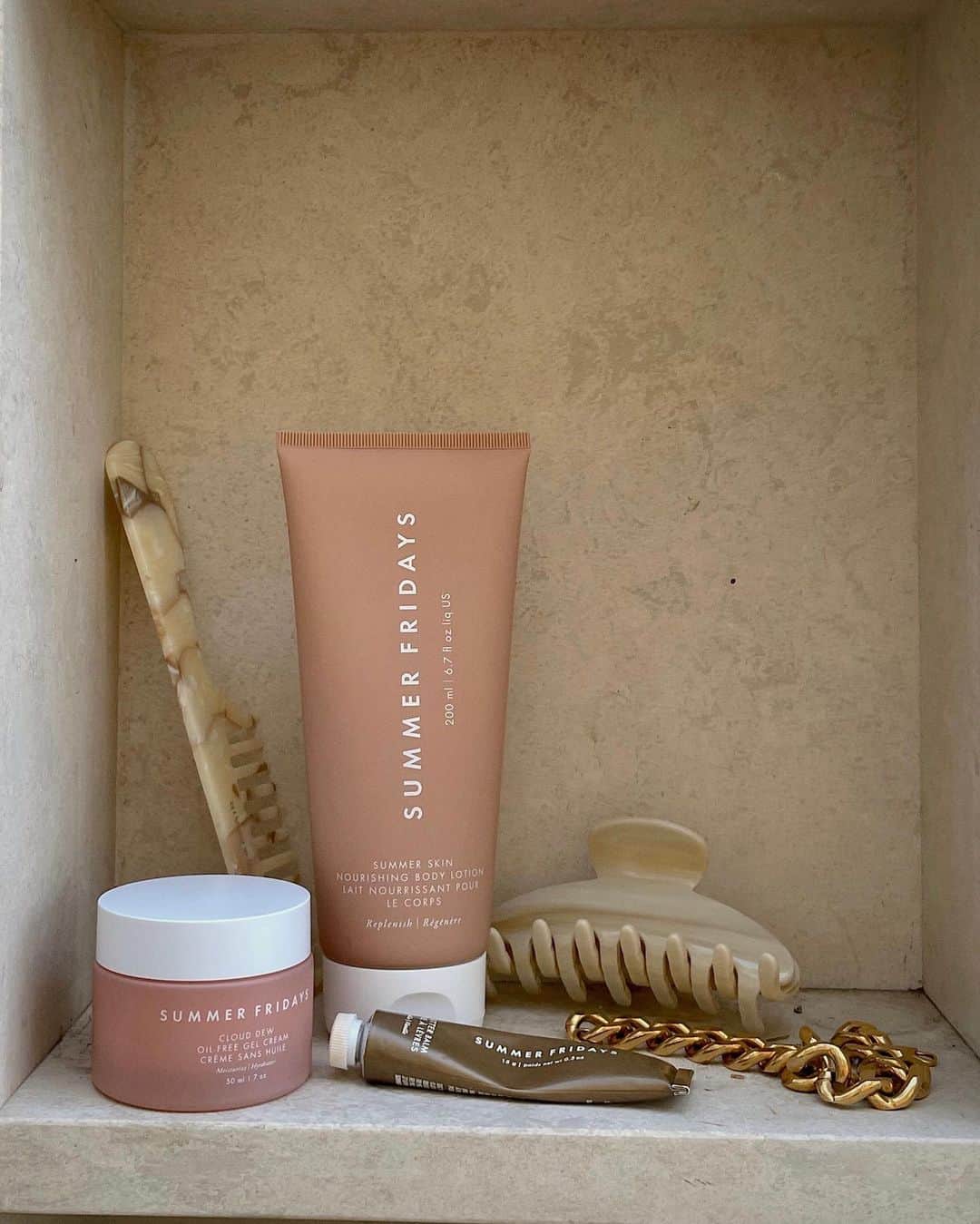 のインスタグラム：「Melt into your Summer Skin with Summer Skin Nourishing Body Lotion 🤎   Meet our new @summerfridays indulgent body lotion that treats your skin and senses to the feeling of a sunny summer day  Packed with Plant-Derived Butters and Oils, its non-greasy formula instantly melts into the skin for all-day hydration, while replenishing Ceramides deliver a lasting baby-soft feel  Skin is left deeply moisturized, powdery smooth to the touch, and lightly fragranced with a blend of Coconut, Vanilla Blossom and Warm Almond  Available tomorrow on @sephora .com + SummerFridays.com  Coming soon to international retailers ☁️  #InMySummerSkin」