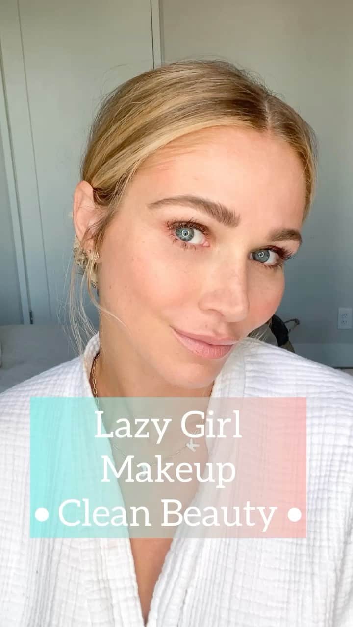 アリッサ・ジュリア・スミスのインスタグラム：「•Lazy Girl Makeup• Clean Beauty 👄 @mdsolarsciences tinted mineral sunscreen  @kosas concealer  @iliabeauty brow gel  @iliabeauty color haze blush  @iliabeauty liquid eyeshadow @ereperezcosmetics waterproof mascara @henneorganics tinted lip balm  Waffle robe is @parachutehome ☺️」