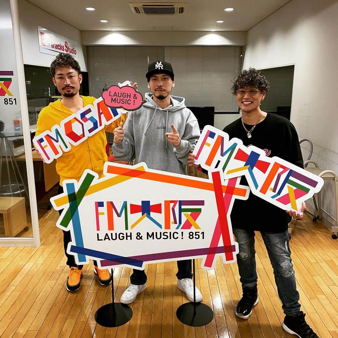 RYO the SKYWALKERのインスタグラム：「「今こそ」プロモーション！  FM OSAKA「ミッドナイトポイポイ」生放送におじゃましました！🙌  寿君＆STいつもありがとう！！！ #fmosaka #ミッドナイトポイポイ #寿君 #ST #ハクナマタダ #ryothe #今こそ」