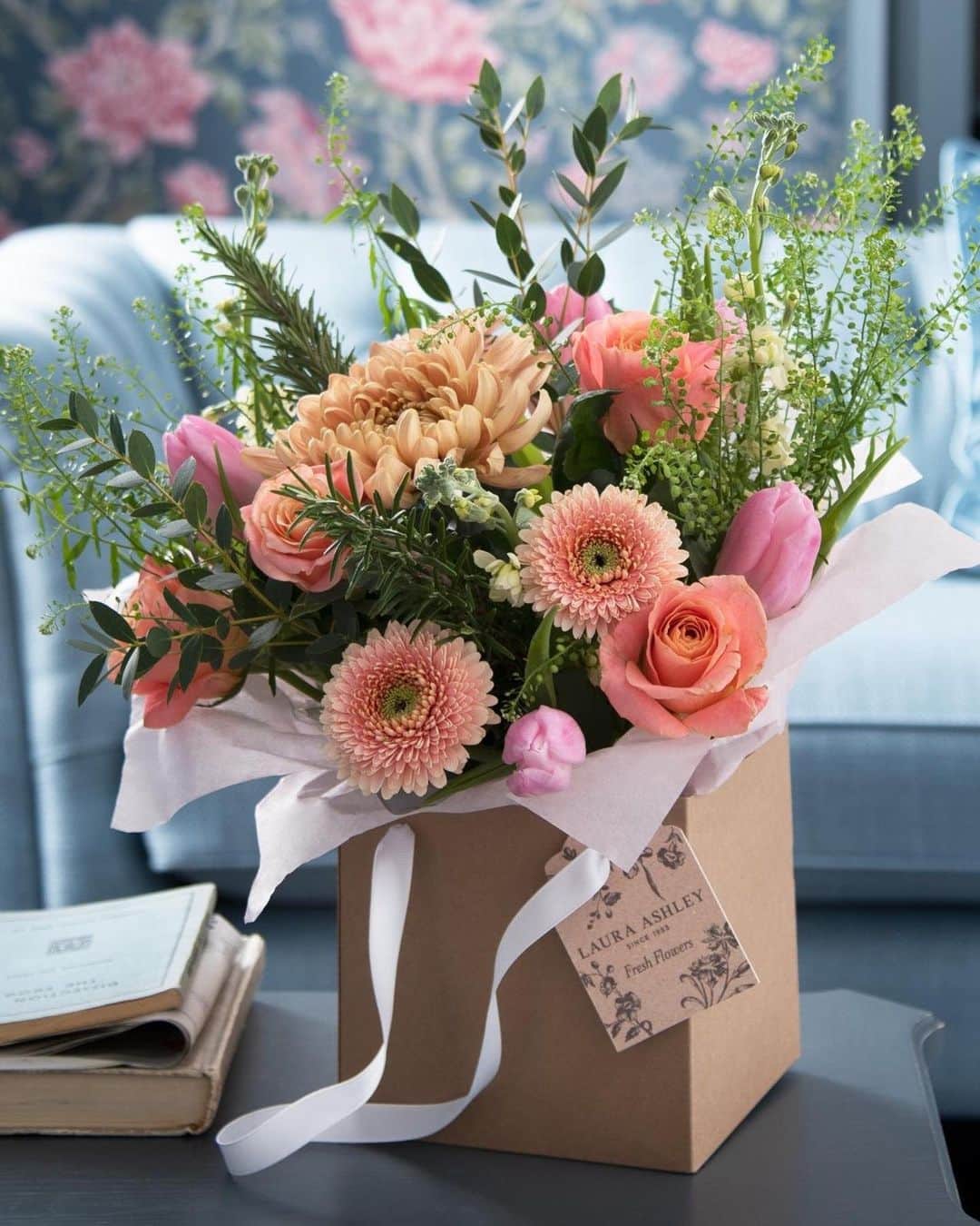 Nextさんのインスタグラム写真 - (NextInstagram)「EXCLUSIVE 💐 We're so excited to launch a brand NEW flower range with @lauraashleyuk only available at Next! 🌸 We could all do with a little mood booster from time to time, and these timeless bouquets are the perfect feel good pick-me-up! Tap the link in our bio to shop 👆 #BrandsAtNext #LauraAshley」2月16日 2時18分 - nextofficial