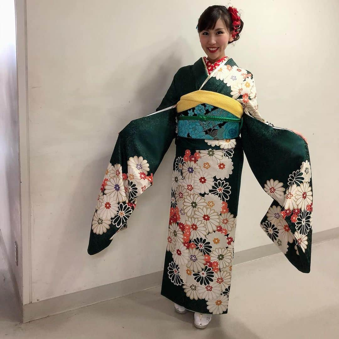 岡村真依のインスタグラム：「正面バージョン👘✨✨  後ろとまた違った雰囲気になるの❣️すごいよね👏  今日充実したなぁ〜💃💖💖💖  あしたもいい日になりますよーに🥰💕  #過去pic #かこぴっく #kimono #着物 #振袖 #prgirl #promotionalmodel #eventhostesses #👘 #japaneseculture #japanesstyle #和 #goodnight」