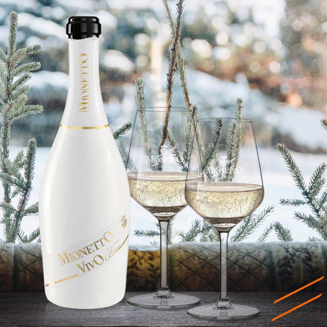 Mionetto Proseccoのインスタグラム：「Un momento per godere del paesaggio e di una Cuvée vellutata al palato, con un retrogusto amarognolo e speziato.⁣ ⁣ Acquista Cuvée Blanc - Vivo Collection - sul nuovo e-shop Mionetto e ricevila direttamente a casa 👉Link in bio🍾⁣ #mionettoprosecco #mionettoinsieme⁣ Bevi Mionetto responsabilmente」