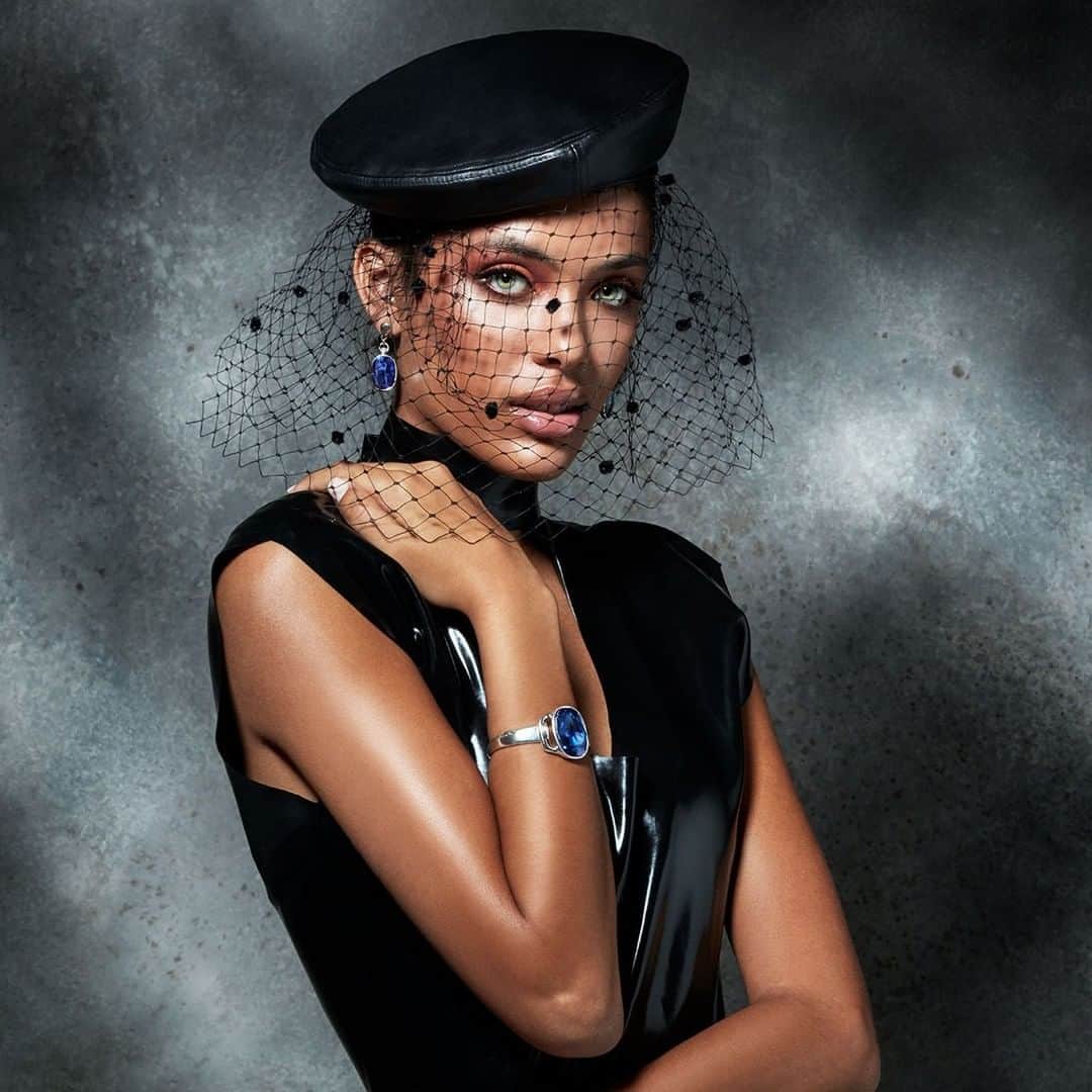 ウノデシンクエンタのインスタグラム：「Te presentamos ECSTASY, una colección muy especial donde los cristales de Swarovski en Denim Blue 💙 serán los protagonistas de tu look. #ColecciónEcstasy  #UNOde50   We introduce you to ECSTASY, a very special collection where Swarovski crystals 💙 will be the star of your look. #EcstasyCollection #UNOde50」