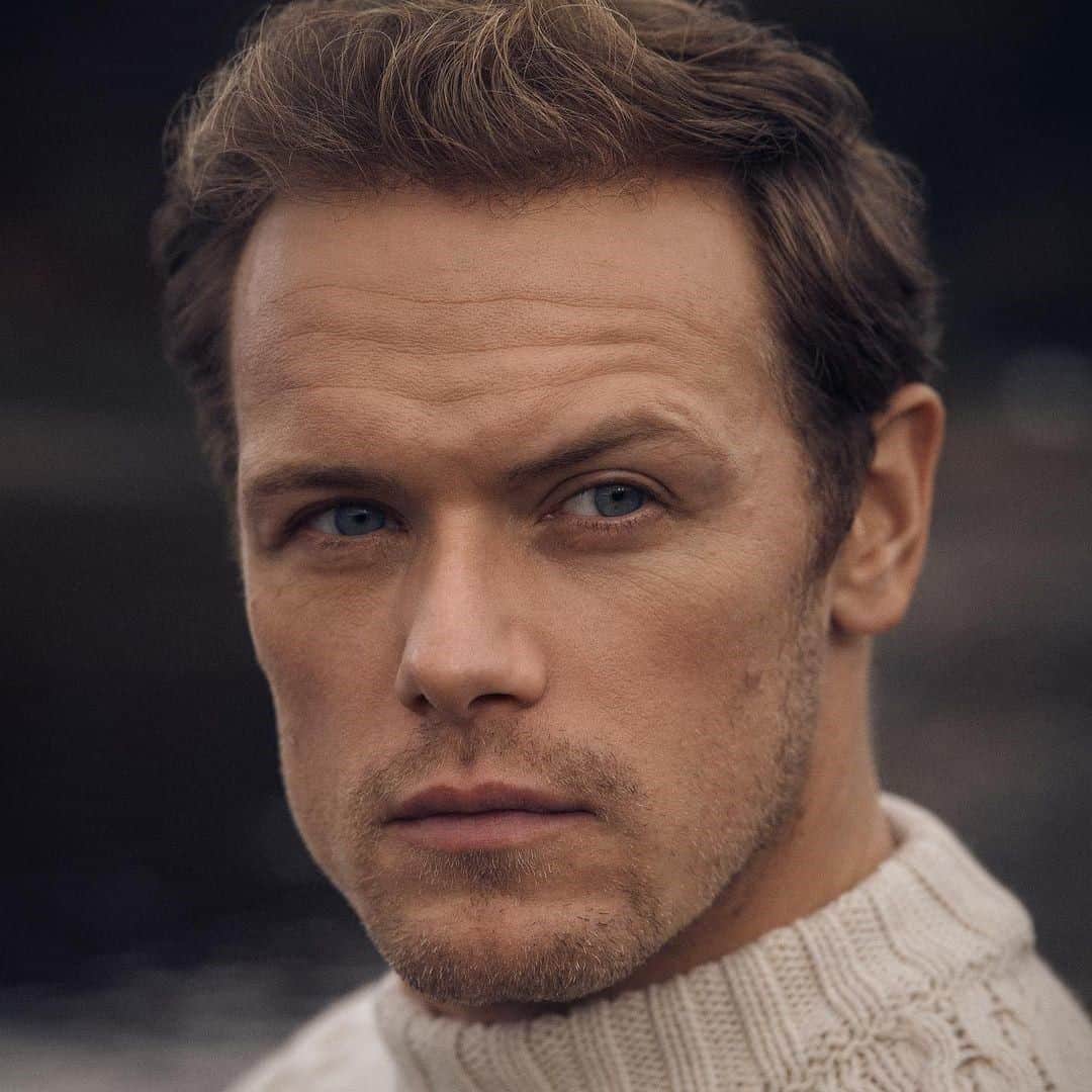 Johnstonsさんのインスタグラム写真 - (JohnstonsInstagram)「As seen in @therake - @samheughan wearing our luxe honeycomb cashmere jumper. . . . . #johnstonsofelgin #johnstons #therake #therakemagazine #samheughan」2月16日 2時30分 - johnstonsofelgin
