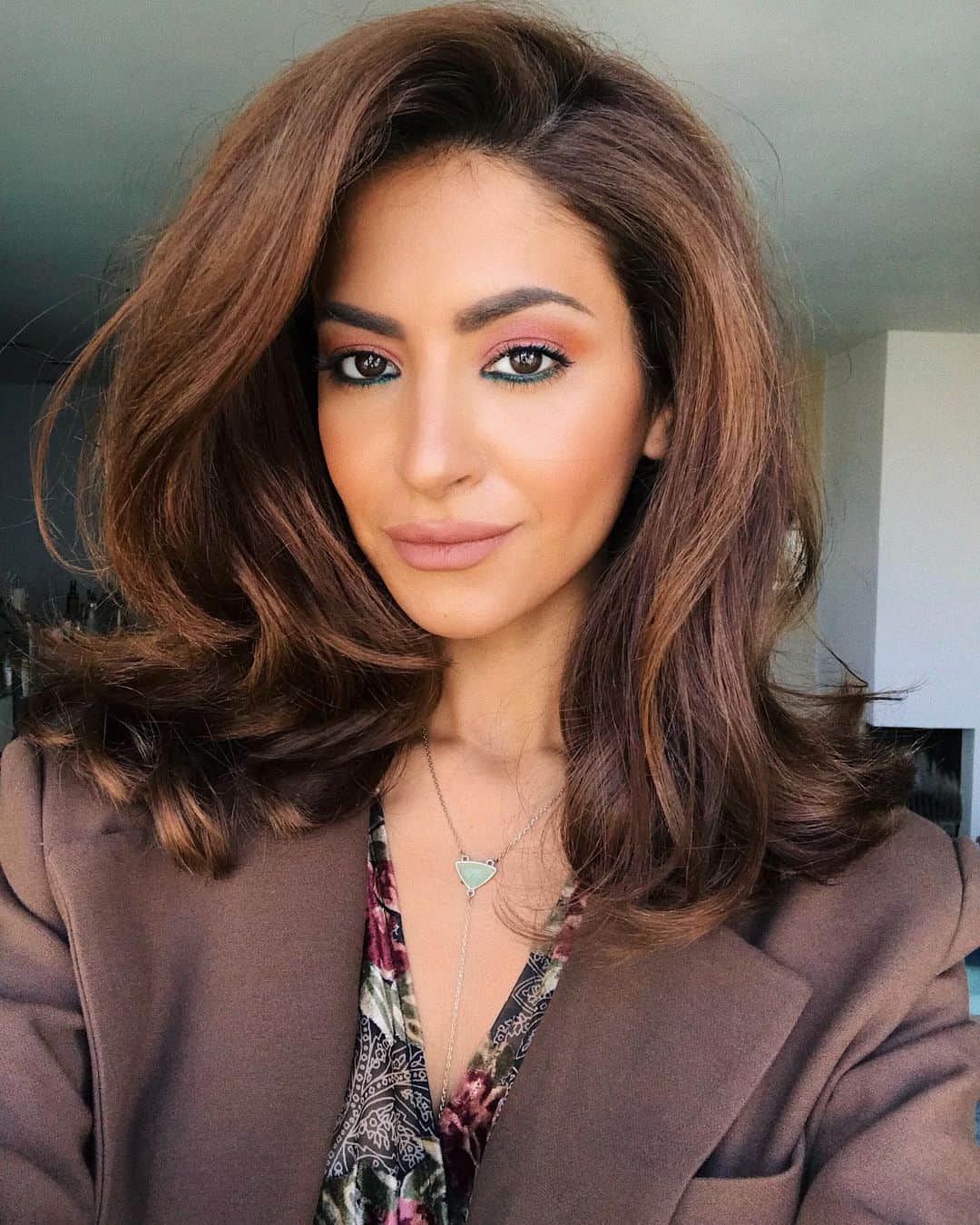 のインスタグラム：「Have you been thinking about going shorter but you still doubting? Maybe this is your sign then🔮🤩  #justcutitalready #lobhaircut #voluminoushair #sarahangius #haircutinspo #oldie」