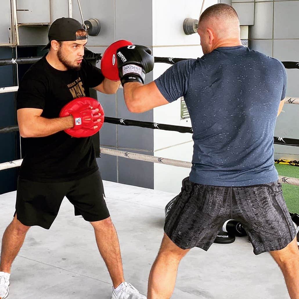 グーカン・サキのインスタグラム：「The Left One Chico. The Left One.  #trainingmode #lefthook #leftshot #lefthand @majlimov_khusan」