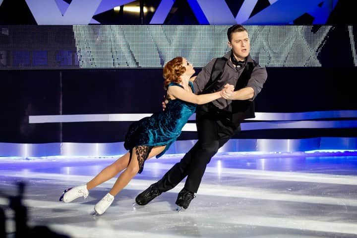 アレクサンドル・エンベルトのインスタグラム：「7-е марта, ДС Мегаспорт, Ледниковый период ice_1tv 🤩 ⠀ Друзья, наконец-то мы с вами встретимся на льду!😊 Будем рады показать вам наши лучшие программы вживую! Подкрутки, поддержки, тодесы - всё будет! Обязательно приходите! Билеты уже в продаже!😉 ⠀ Напишите, какую программу вы бы хотели увидеть!🤗 ⠀  #фигурноекатание #ледниковыйпериод #первыйканал #кузьминаэнберт #мегаспорт」