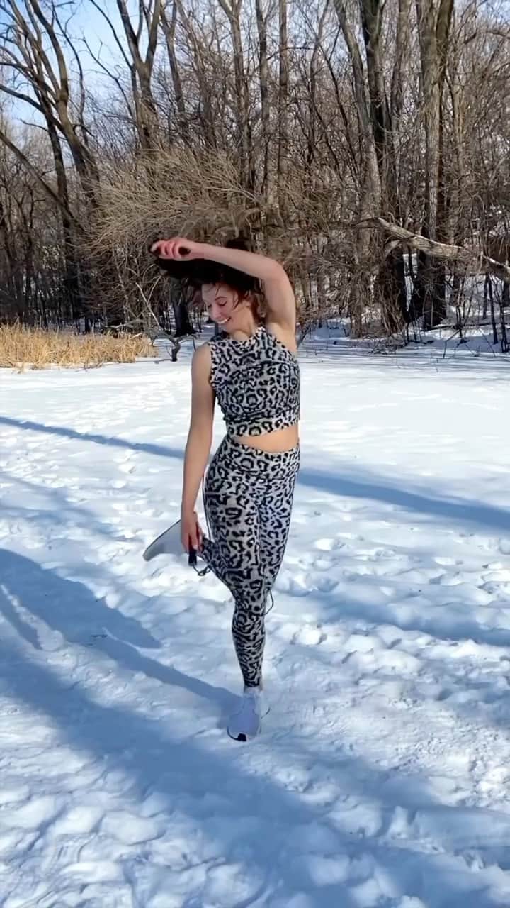ニコールミラーのインスタグラム：「Snow can’t stop the amazing @celina.jumps from getting in a workout in our Leopard Set! 🐆 ❄️ #NMActive #jumpropeworkout」