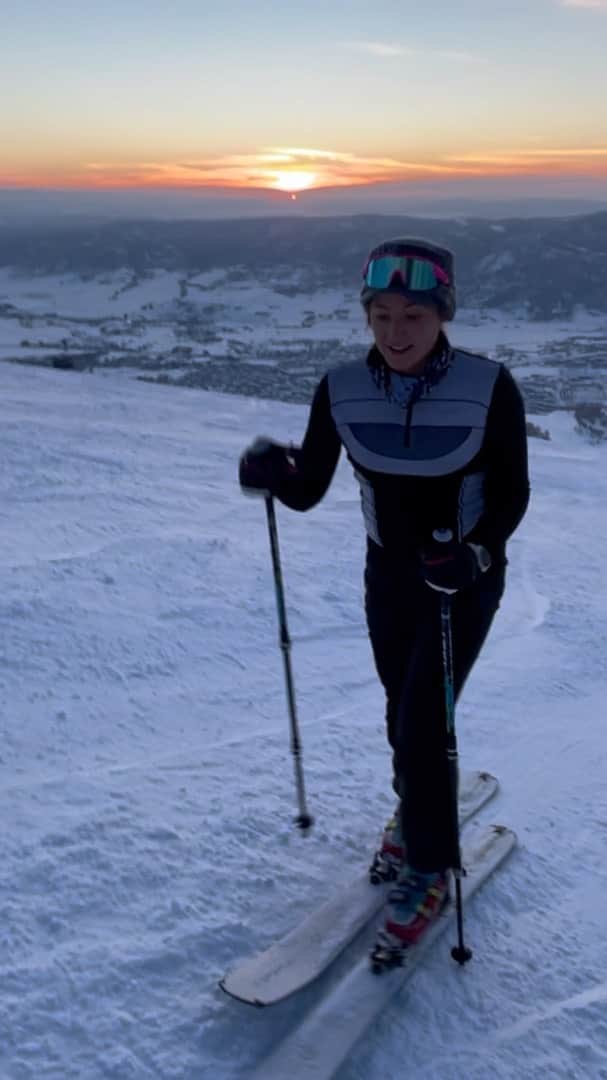 サッシャ・ディギーリアンのインスタグラム：「4.5 months ago when I couldn’t lift myself out of bed nor go to the bathroom on my own I certainly didn’t think I would be back on skis anytime soon. It’s incredible what the body is capable of when you respect it and have diligent patience and disciplined commitment towards recovering. This winter I thought would be the first year in my life (well since I was 3) without skiing. I’m glad I was wrong.  We piled in for a weekend getaway to Steamboat to change up the scenery and to swap the gym grind for the snow. With the blistering-cold temps we took advantage of the warmth that heart-rate pumping activities like a 7 mile Nordic ski loop and 2,000 ft vertical gain skinning up could bring; with a pleasant cap of night skiing over the resort by headlights ⛷  of course, followed by defrosting by the fire place, a yummy meal, boxes of chocolate, and board games.  @alex_puccio89 @erikosterholm @robinoleary 🤍」