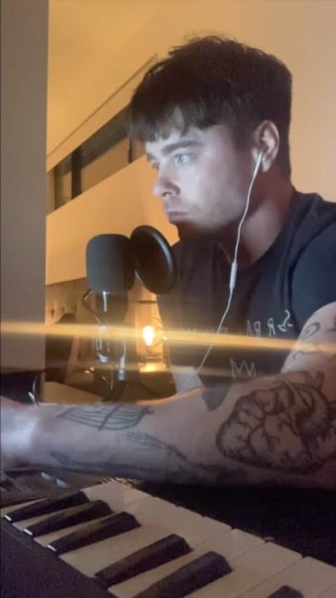 レオン・エルスのインスタグラム：「One of the best singer songwriters, I love George Michael. :)」