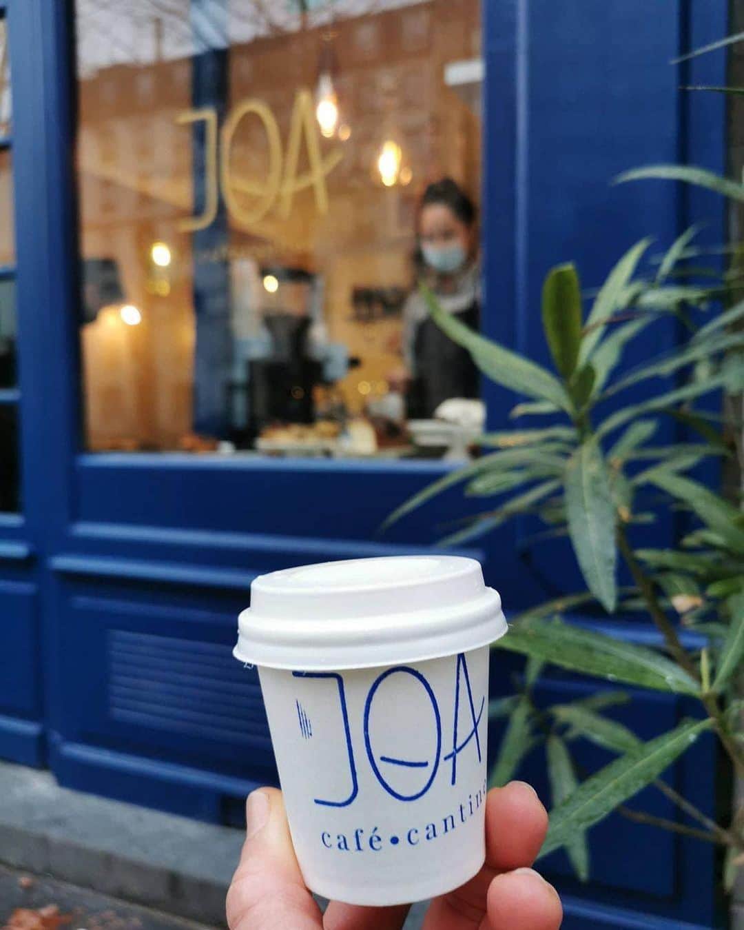 My Little Parisさんのインスタグラム写真 - (My Little ParisInstagram)「Hiver et cafés fermés ne font pas bon ménage. Brûlants, latte, curcumacés, chaï, bien serrés, avoinés, cacaotés ... 🔗découvrez en bio 3 cafés-trottoirs pour une balade réconfortante dans Paris. 🇬🇧 Winter and closed cafés don't match. Burning, latte, curcuma, chai, strong coffee, oat coffee, cocoa ... 🔗discover in our bio 3 on street-cafés for a comforting walk around Paris. (📸 @cafetabacparis @the.ritoires @atchoumr)」2月16日 2時43分 - mylittleparis