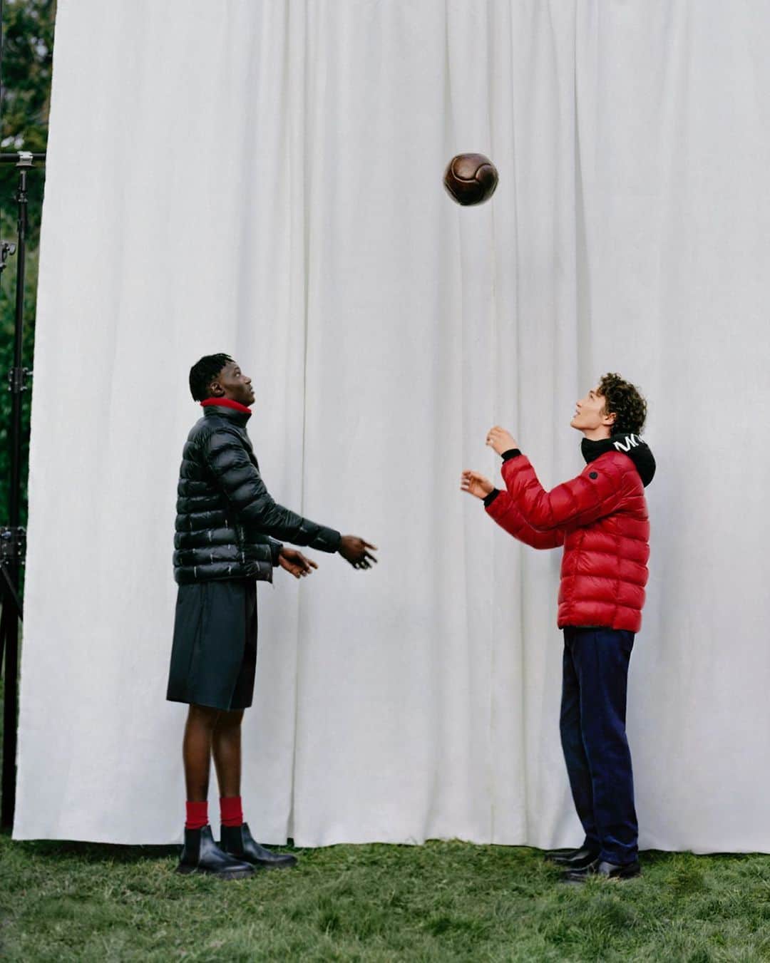 モンクレールのインスタグラム：「What goes up.  “Only connect.” E.M. Forster’s famous dictum is also @OliverHadleePearch ‘s mantra when he shoots #MonclerVoices. “What I love about this photo is it’s two people sharing a moment—it’s not about the ball, even though that’s what they’re looking at, it’s about this experience they’re in together.”」