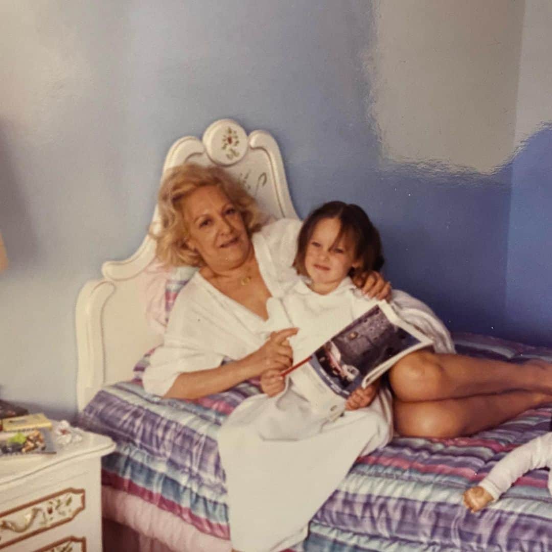 ベリンダのインスタグラム：「Éramos tan felices y no nos dábamos cuenta...  Te amo mi reina  en el cielo 🤍 👼」