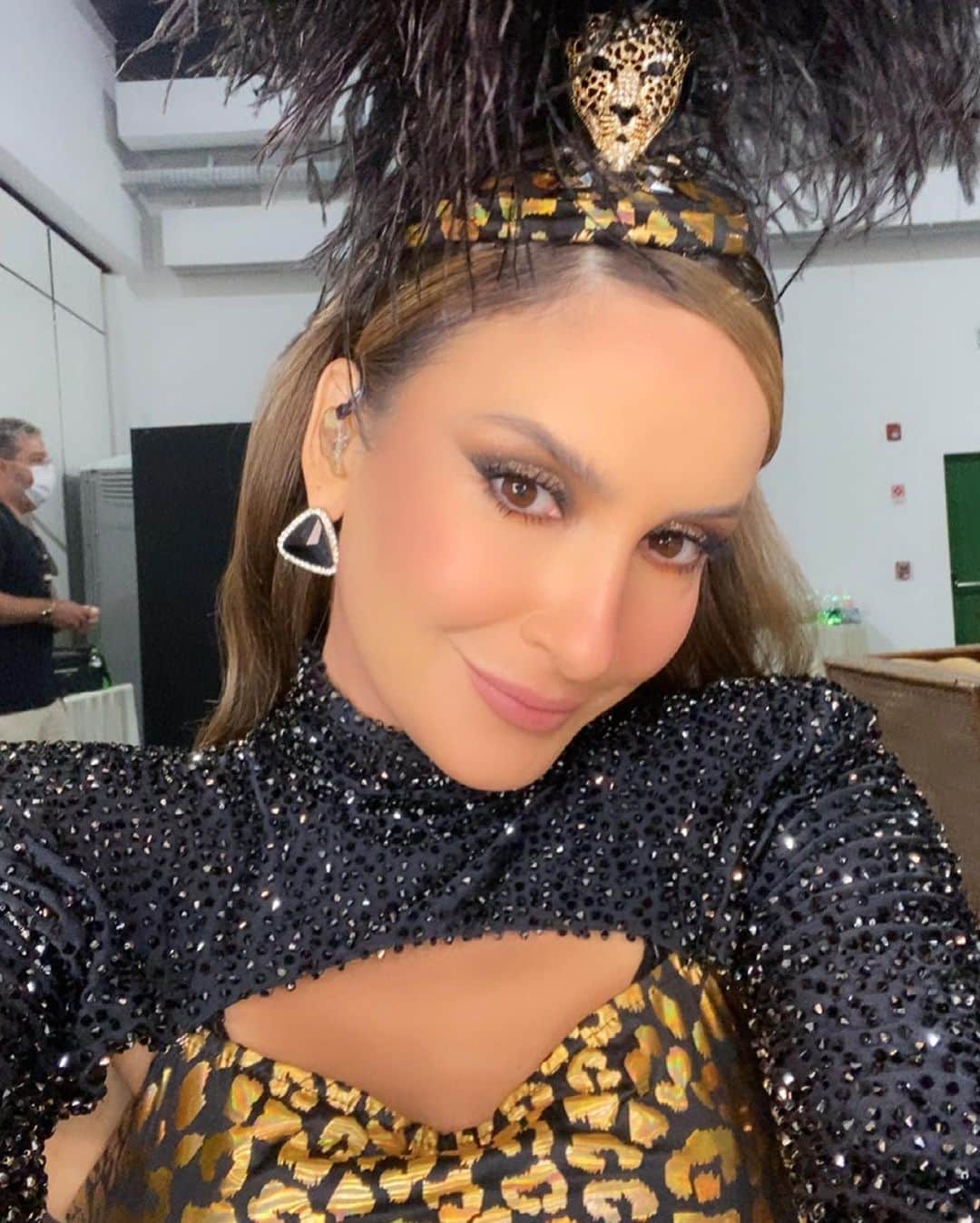 Claudia Leitteのインスタグラム：「Marquei alguns dos profissionais que participaram ativamente do nosso embelezamento para essa live. 💛💛💛💛💛💛」