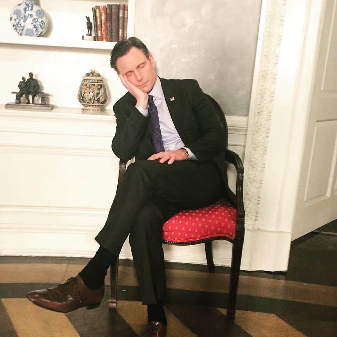 トニー・ゴールドウィンのインスタグラム：「Missing my Oval Office power naps. #HappyPresidentsDay 🇺🇸」