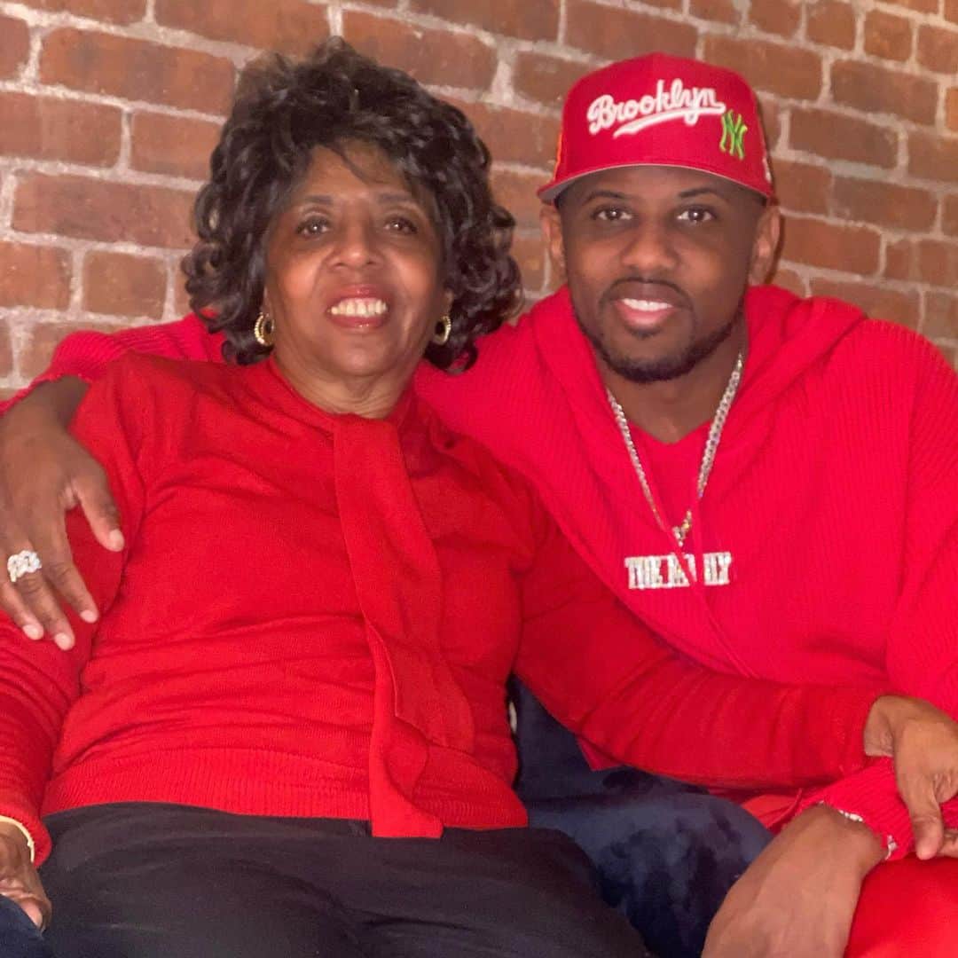 ファボラスのインスタグラム：「I’m so blessed to be able to Celebrate the 74th year of Life for my mommy (yes i still call her mommy 🤷🏾‍♂️) 🥳🎂🎁  Her birthday has always been special since it’s on LOVE Day, February 14th.. This year she expressed to me that she didn’t need anything fancy, that she just wanted to see ME & her grandchildren. She has only seen my kids once or twice bcuz of Covid.. 😔😡  I’ve given my mom so many gifts but realized this year she didn’t want a watch, she wanted TIME.. she didn’t want a coat to wrap around her, she wanted HUGS.. she didn’t want THE BAG, she wanted THE LOVE!! ❤️  So we did a intimate dinner with me, her & my son Johan.. Her favorite meal of Steak & Lobster Tail with potatoes & broccoli.. privately cheffed by @chefnicc, vases of roses, a Spotify 80’s R&B playlist on shuffle, her traditional bottle of Dom P that she has every year for her  birthday & some red velvet cake. We ate & talked for hours & my mother teary eyed told me this was 1 of the best birthdays she’s had in a long time 🥲🖤   To those who are fortunate enough to buy nice things for family, i know we all gotta hustle & run around to make money & history.. but don’t forget the best currency to spend is TIME‼️」