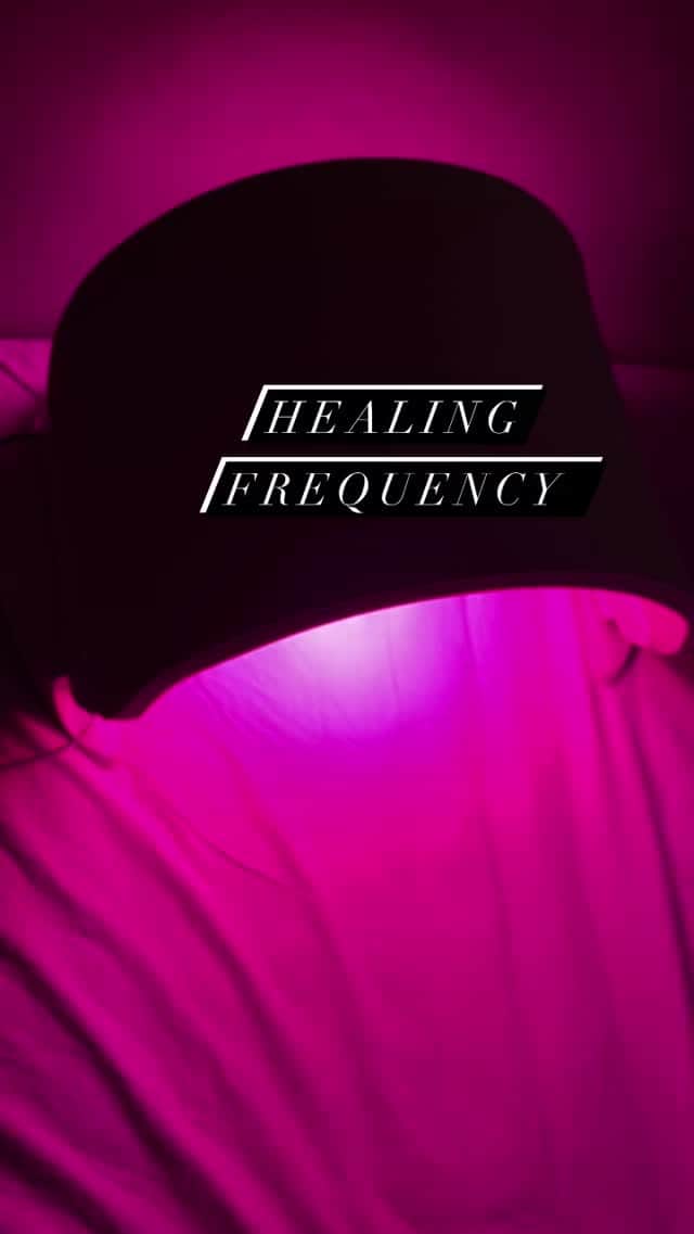 JO BAKERのインスタグラム：「I need one of these for my clients pre makeup.... @dermaluxled .... #ledlights #ledtherapy #healing please #dermalux 🙏🏻🤍」