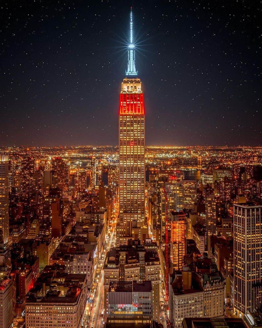 のインスタグラム：「We’re taking to the skies in red, white & blue tonight for President’s Day! 🇺🇸  ⠀⠀⠀⠀⠀⠀⠀⠀⠀   📷: @212sid #EmpireStateBuilding」