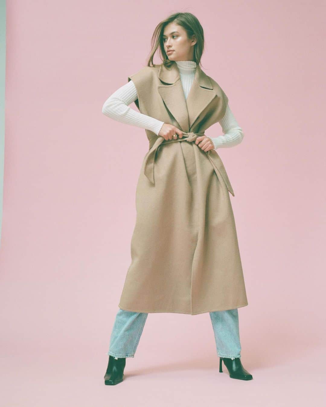 エイミー・ソングさんのインスタグラム写真 - (エイミー・ソングInstagram)「Meet the Adah Sleeveless Coat. A wardrobe essential you didn’t even realize you needed until now.」2月16日 3時00分 - songofstyle