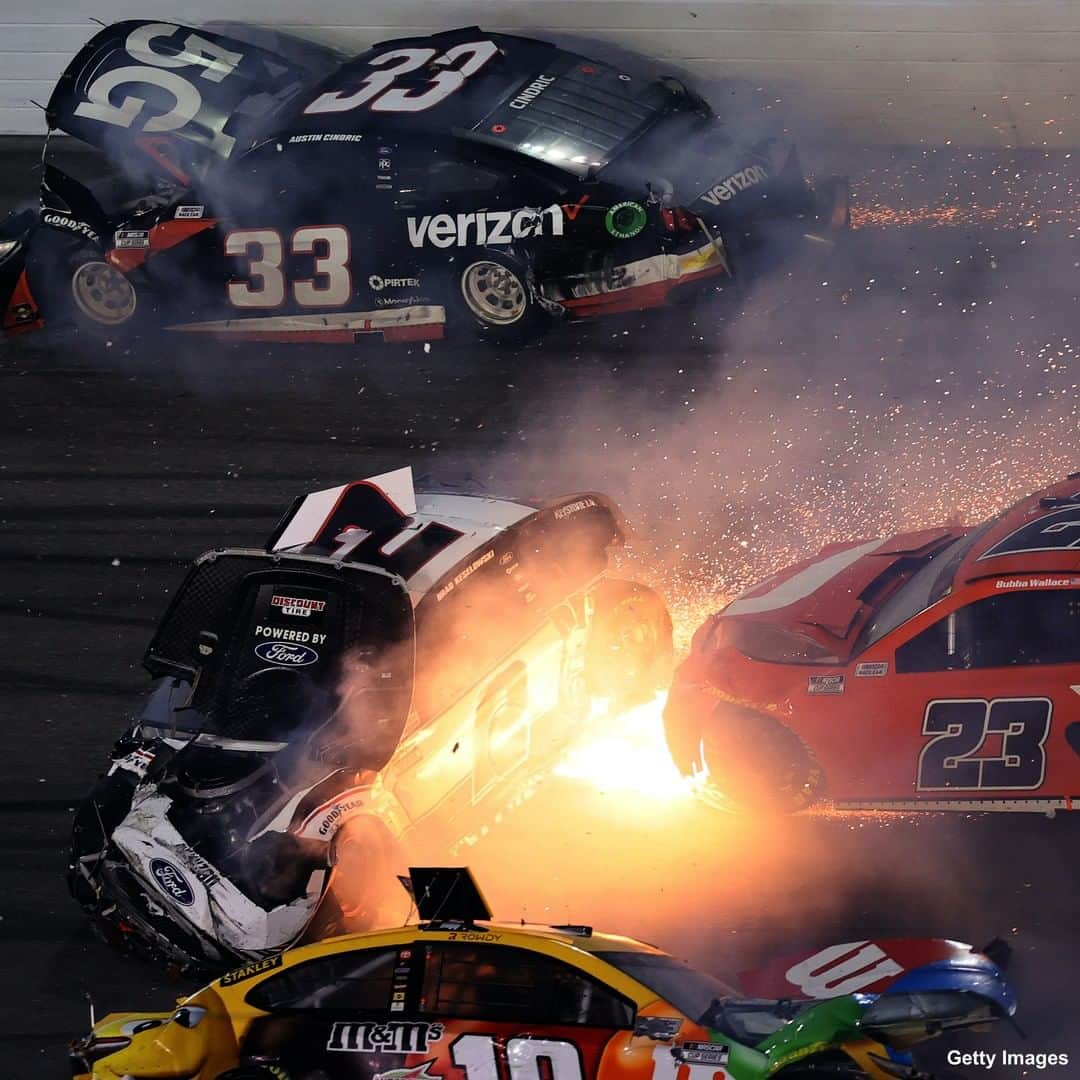 ABC Newsさんのインスタグラム写真 - (ABC NewsInstagram)「The Daytona 500 yesterday featured a dramatic finish—and a 16-car pileup, which was followed by lightning. #daytona #daytona500 #racing #racecars #pileup」2月16日 3時06分 - abcnews