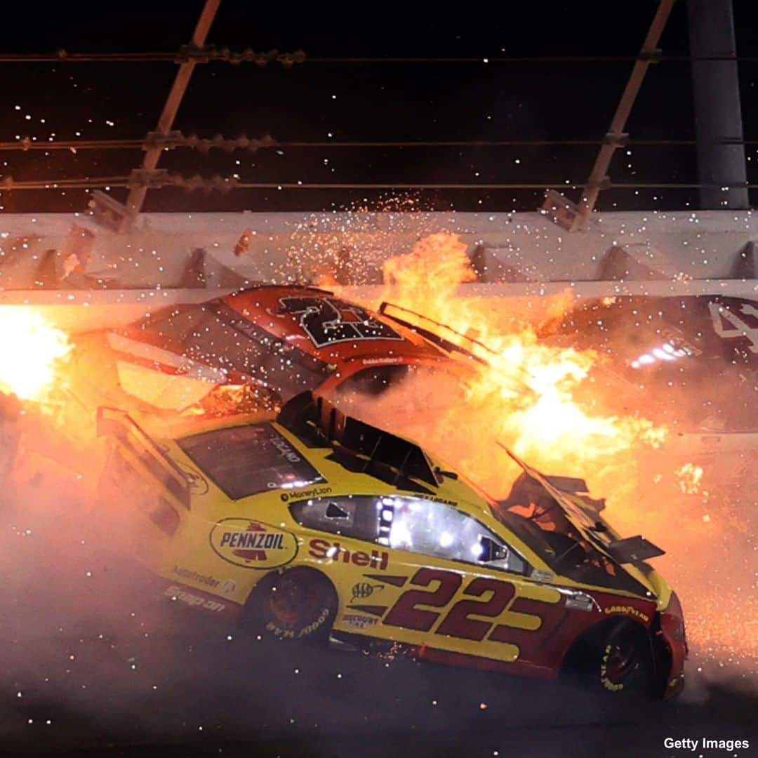 ABC Newsさんのインスタグラム写真 - (ABC NewsInstagram)「The Daytona 500 yesterday featured a dramatic finish—and a 16-car pileup, which was followed by lightning. #daytona #daytona500 #racing #racecars #pileup」2月16日 3時06分 - abcnews