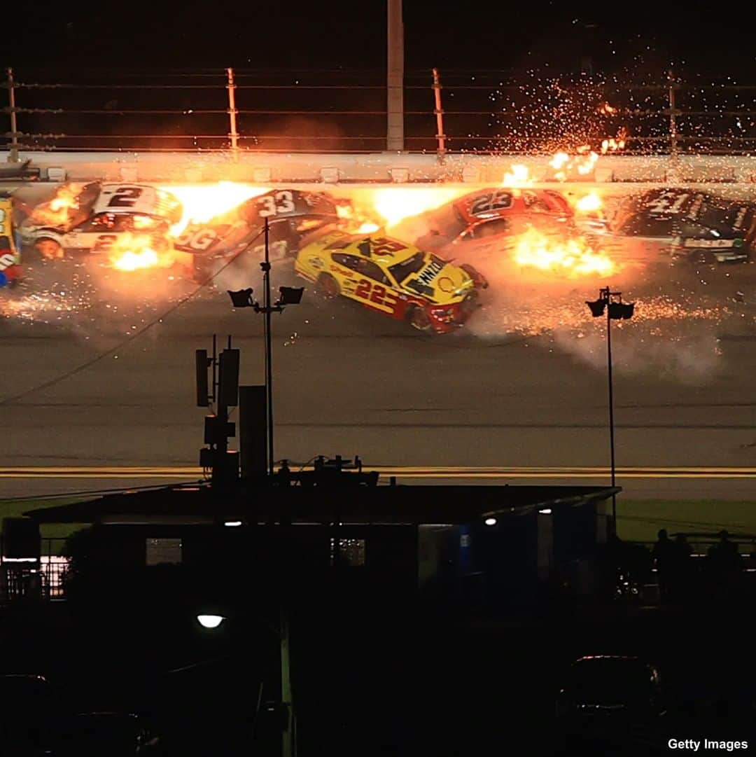 ABC Newsさんのインスタグラム写真 - (ABC NewsInstagram)「The Daytona 500 yesterday featured a dramatic finish—and a 16-car pileup, which was followed by lightning. #daytona #daytona500 #racing #racecars #pileup」2月16日 3時06分 - abcnews