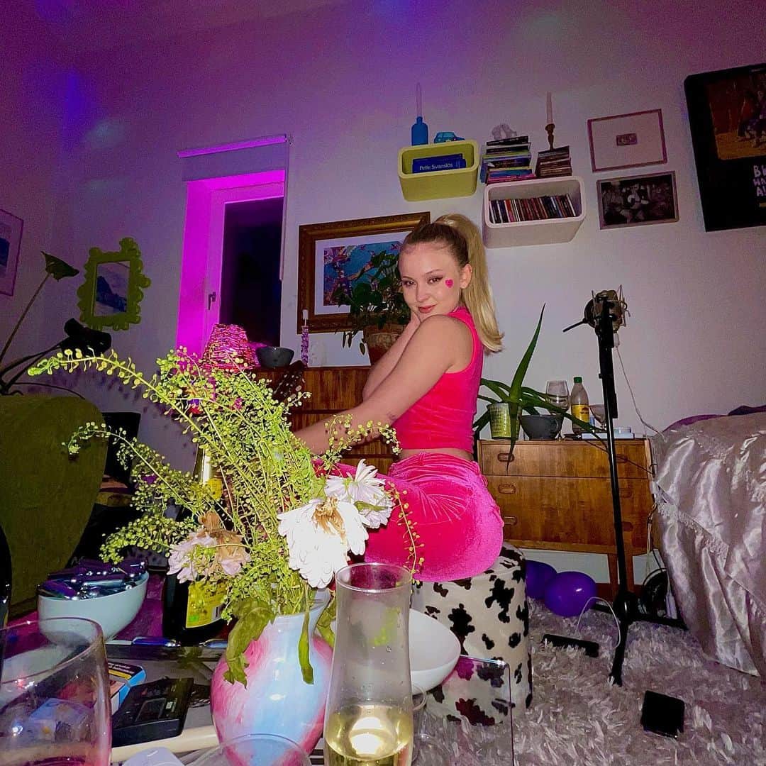 ザラ・ラーソンのインスタグラム：「It’s so frustrating that I can’t bite my own thigh because I really want to」