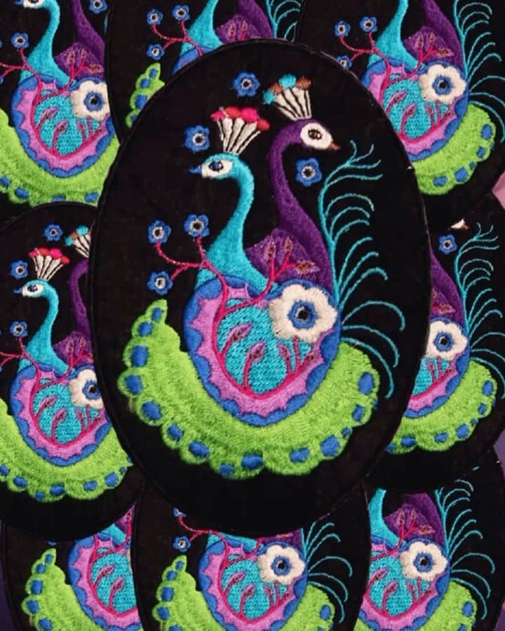 アナスイのインスタグラム：「Tune in tomorrow at 9:30AM EST to view Anna Sui's Fall/ Winter 2021 collection premiering on @cfda’s #RUNWAY360 #AnnaSuiFW21 #FW21  Invitation by @isamermaidsui  Peacock design by @monika_forsberg」