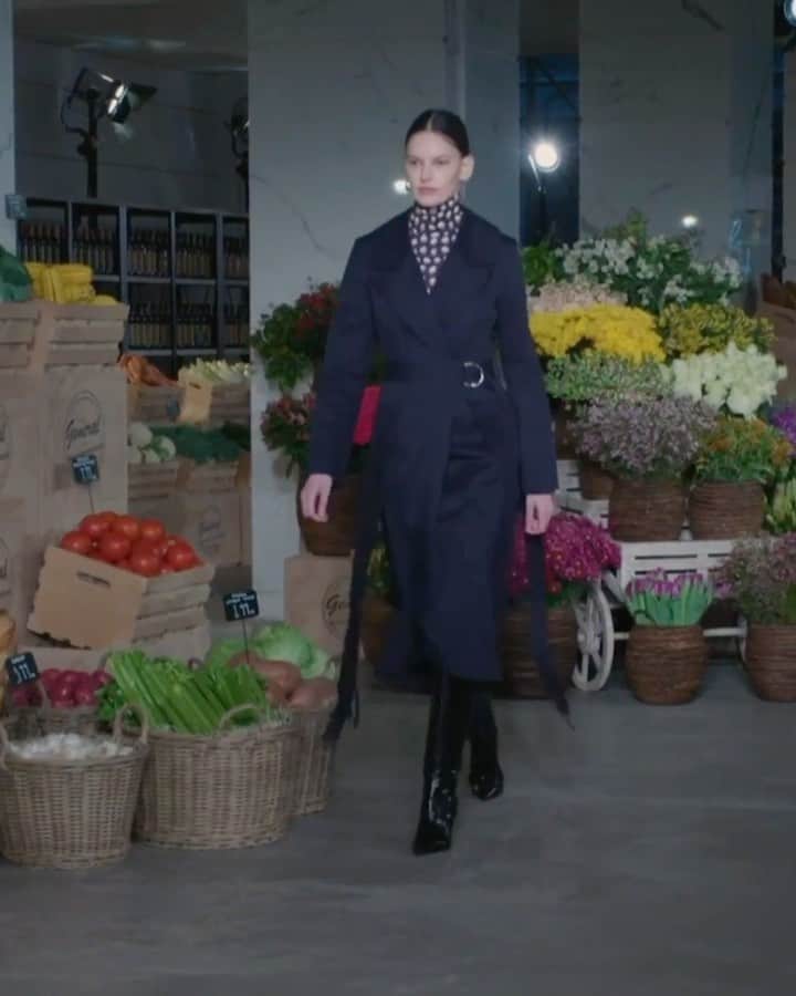 Fashion Weekのインスタグラム：「@amandajeanmurphy bringing the 🔥 on @jasonwu's runway. Step inside the #MrWuGeneralStore, produced by @imgfocus and scenic partner @bednarkstudio, on nyfw.com. #BuiltByBednark」