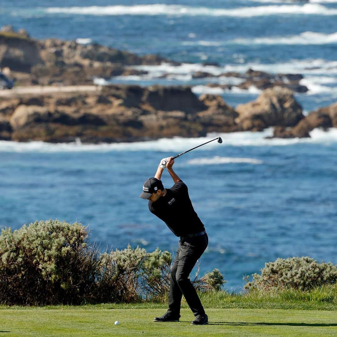 パトリック・キャントレーのインスタグラム：「The walk around Pebble is always special, but tying the course record Thursday made it even more memorable! Game is feeling great as I head into the hometown event at Riviera. Thank you @attproam for putting on a great event as always.」