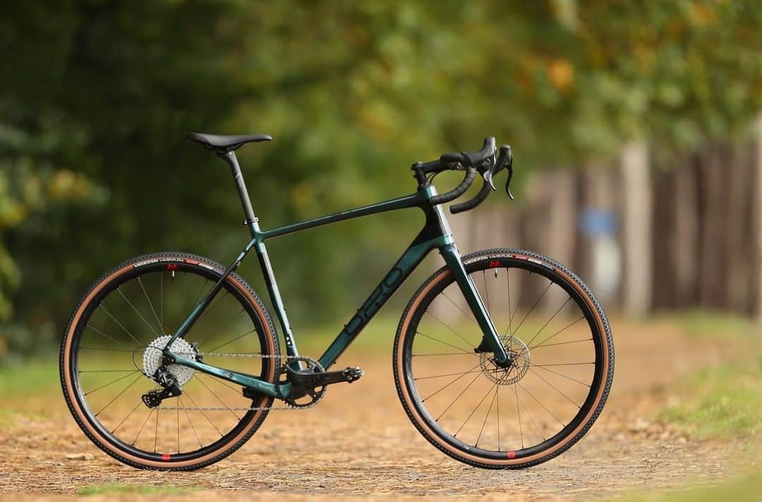 カンパニョーロさんのインスタグラム写真 - (カンパニョーロInstagram)「A dream bike - the Orro Terra C. @orrobikes' lightest gravel offering, thanks to the Campagnolo Ekar grouspet, specced for speed and durability ready for your next adventure.  📸 @primerasports #Campagnolo #Ekar #BornBeforeRoads #GravelBike #OrroBikes」2月16日 3時21分 - campagnolosrl