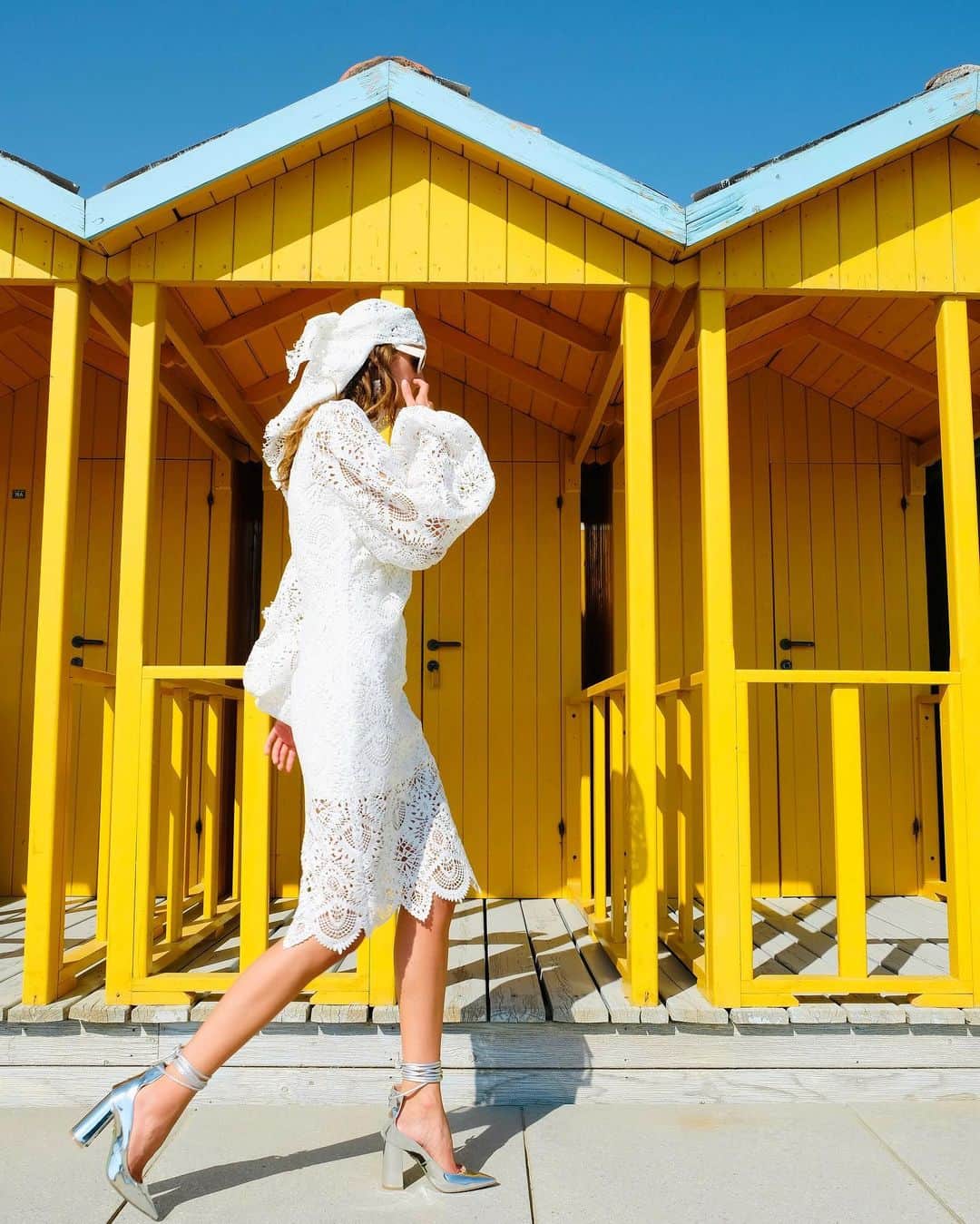 サラバターリアのインスタグラム：「...JOIE DE VIVRE - SPRING SUMMER 21   Nicole wears the White Lace longuette dress with new Belgravia Mirror Shoe  Available on sarabattaglia.com and in the best stores  #SaraBattaglia #JoieDeVivre」