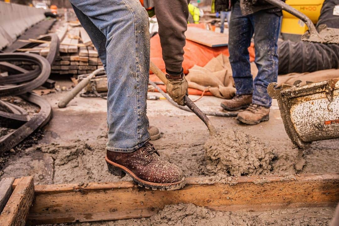 チペワのインスタグラム：「Experience durability and comfort in any conditions in our hardworking 24916 boot. ⠀ ⠀ #chippewaboots #thebestbyfar #cementconstruction」