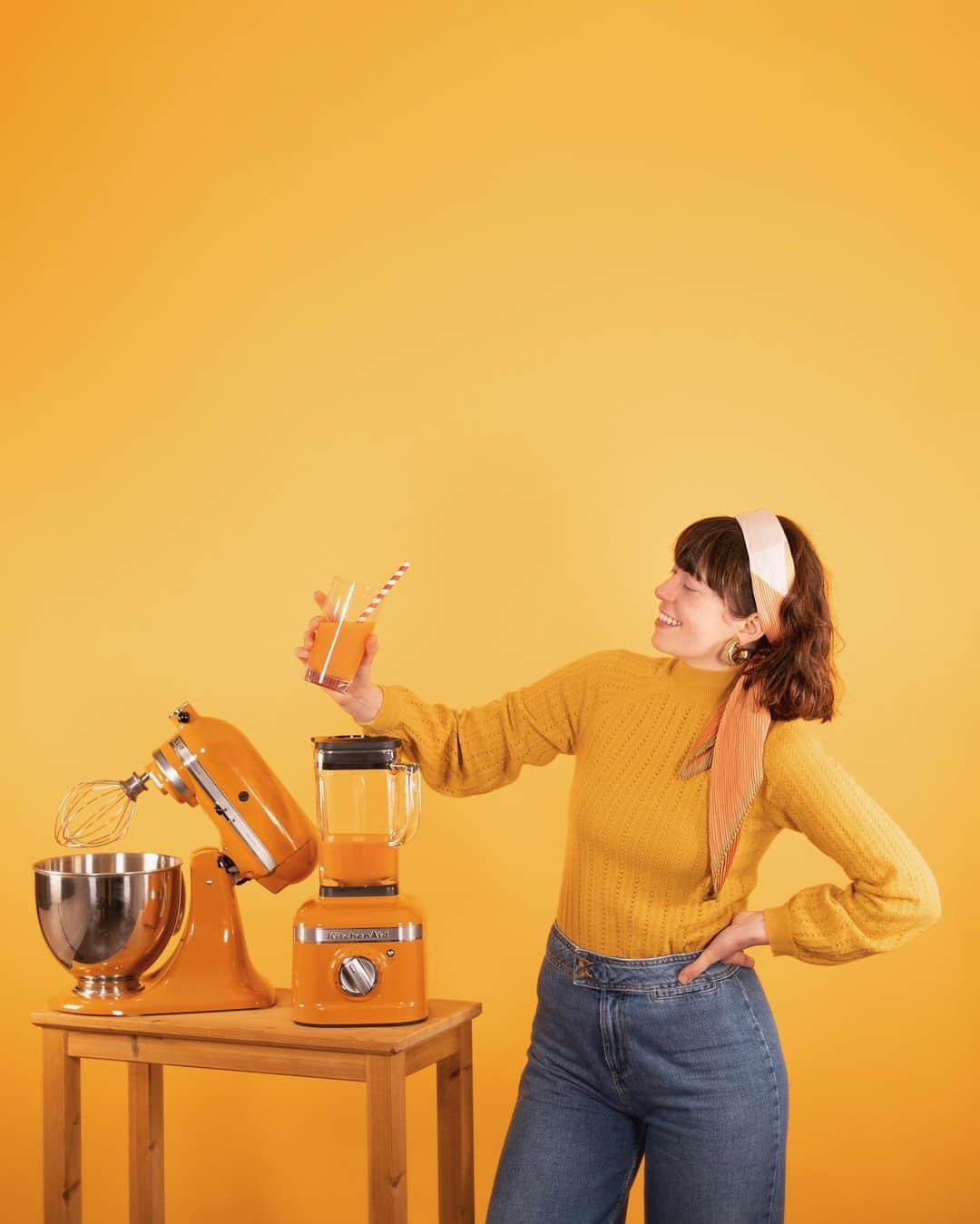 Angélineさんのインスタグラム写真 - (AngélineInstagram)「Honey, Honey : Un peu de pep’s avec le nouveau coloris KitchenAid ! 🧡 -- BACK TO 70’S ! Une couleur miel avec laquelle on peut s’amuser et assumer totalement le côté rétro dans la déco d’une cuisine, je suis fan ! Il fait son p’tit effet avec sa couleur lumineuse, ambrée et chaleureuse sur un plan de travail ! ✨ Et comme j’ai bien envie de le voir chez vous aussi, surprise de la cheffe : j’ai un Robot Pâtissier Artisan 4,8L et son compagnon le Blender Artisan K400 coloris “Honey” à vous faire gagner ! 👩🏻‍🍳 . Suivez le compte @KitchenAidFR, commentez et likez cette photo et croisez les doigts jusqu’au vendredi 19 Février ! —— Création de contenu rémunéré pour #KITCHENAIDFRANCE #KITCHENAIDHONEY」2月16日 3時17分 - angelinelayet