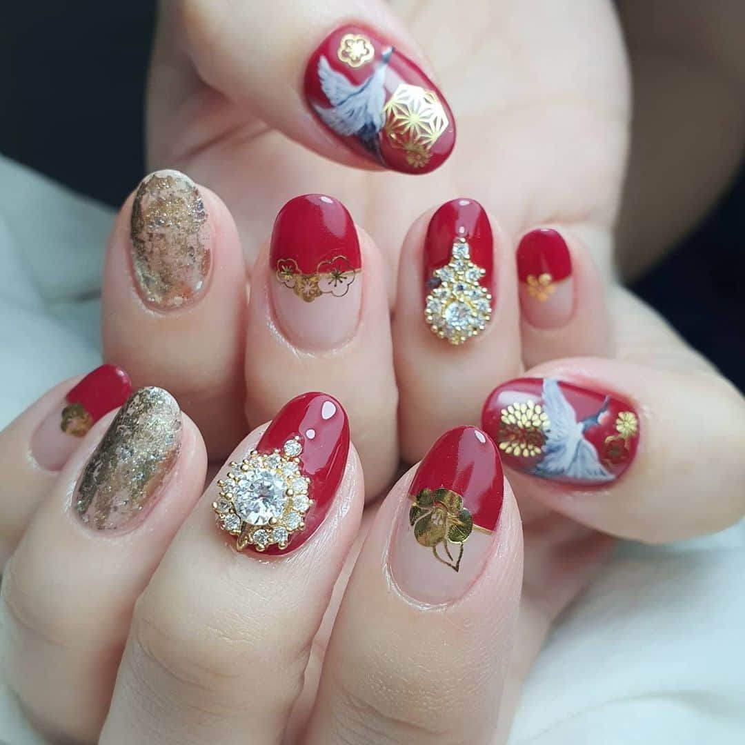Yingのインスタグラム：「I used PREGEL Tulle Grege,  PREMDOLL B78 and B10. Also used PREGEL Art Liner gels and Kimagure Liquid Metal in Gold for the art details. Gold stickers are @tsumekira SG-HWG-101!  Items can be purchased at @nailwonderlandsg 🤗 . . . 🛒 www.nailwonderland.com⁣⁣ 📍20A Penhas Road, Singapore 208184⁣⁣ (5 minutes walk from Lavender MRT)⁣⁣ .  I am currently only able to take bookings from my existing pool of customers. If I have slots available for new customers, I will post them on my IG stories. Thank you to everyone who likes my work 🙏 if you need your nails done, please consider booking other artists at @thenailartelier instead ❤  #ネイルデザイン  #ネイルアート #ネイル #ジェルネイル #nailart #네일아트 #pregel #プリジェル #nails #gelnails #sgnails」