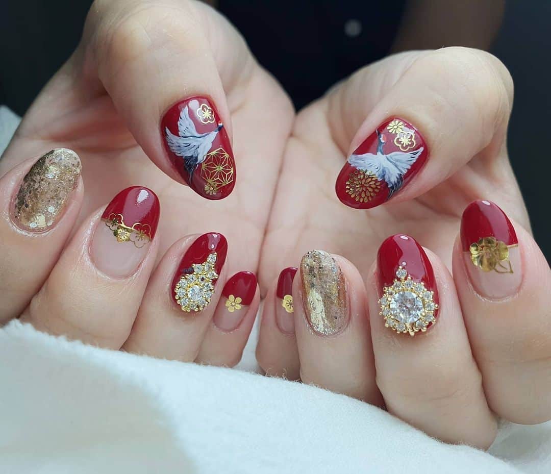 Yingのインスタグラム：「I used PREGEL Tulle Grege,  PREMDOLL B78 and B10. Also used PREGEL Art Liner gels and Kimagure Liquid Metal in Gold for the art details. Gold stickers are @tsumekira SG-HWG-101!  Items can be purchased at @nailwonderlandsg 🤗 . . . 🛒 www.nailwonderland.com⁣⁣ 📍20A Penhas Road, Singapore 208184⁣⁣ (5 minutes walk from Lavender MRT)⁣⁣ .  I am currently only able to take bookings from my existing pool of customers. If I have slots available for new customers, I will post them on my IG stories. Thank you to everyone who likes my work 🙏 if you need your nails done, please consider booking other artists at @thenailartelier instead ❤  #ネイルデザイン  #ネイルアート #ネイル #ジェルネイル #nailart #네일아트 #pregel #プリジェル #nails #gelnails #sgnails」