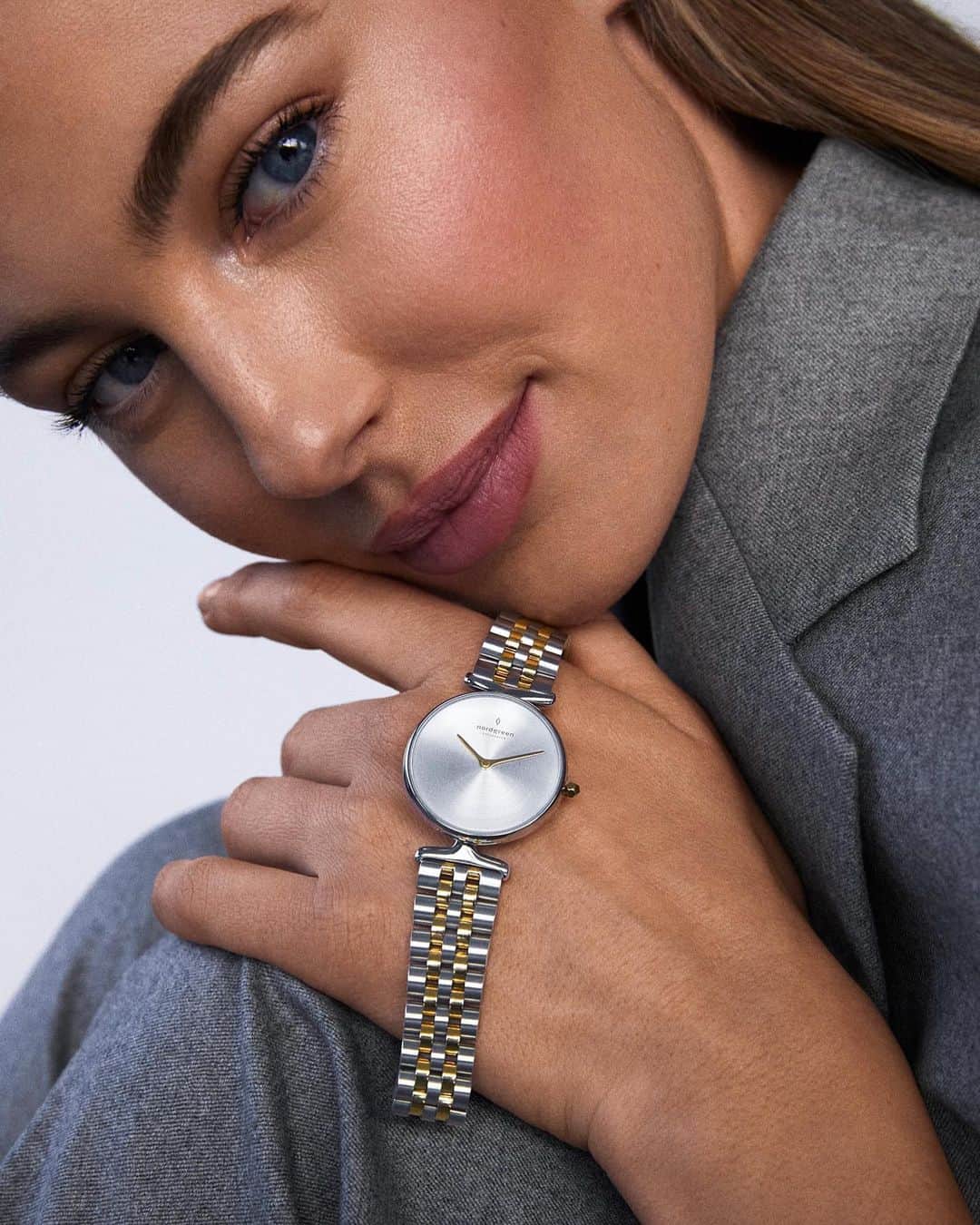 Mathilde Goehlerのインスタグラム：「Annonce.. I’ve been so thrilled to get to show you my design of this watch in collaboration with @nordgreenofficial. It launches 21.02.21. This is beyond a dream come true. For every watch sold there is provided one month of clean drinking water to @myfoundation_ ‘s village in Kenya 🤍」