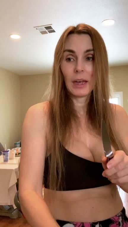 ターニャ・テイトのインスタグラム：「Join me and Ozzie for breakfast」