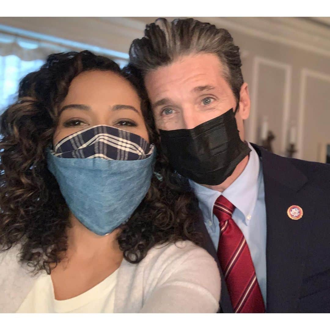 ジーン・トリプルホーンのインスタグラム：「Can you see me smiling😀Grateful to be back at it, especially with @patrickdempsey can’t wait to share this new project with you! .  #instagood #patrickdempsey #actor #television」