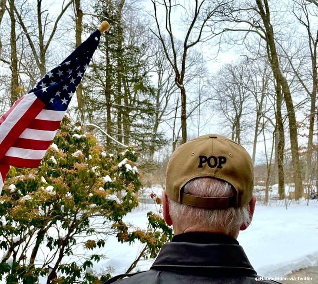 ABC Newsさんのインスタグラム写真 - (ABC NewsInstagram)「Pres. Joe Biden's granddaughter Naomi Biden posts photos of her grandfather in "swag" the family got for him for Presidents' Day weekend, including a khaki baseball cap with Camp David insignia on the front. #joebiden #naomibiden #campdavid #presidents #presidentsday」2月16日 3時32分 - abcnews