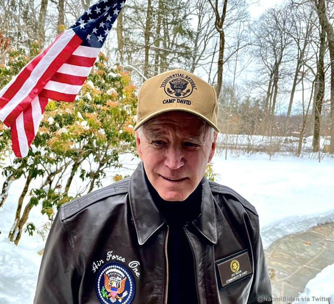 ABC Newsさんのインスタグラム写真 - (ABC NewsInstagram)「Pres. Joe Biden's granddaughter Naomi Biden posts photos of her grandfather in "swag" the family got for him for Presidents' Day weekend, including a khaki baseball cap with Camp David insignia on the front. #joebiden #naomibiden #campdavid #presidents #presidentsday」2月16日 3時32分 - abcnews