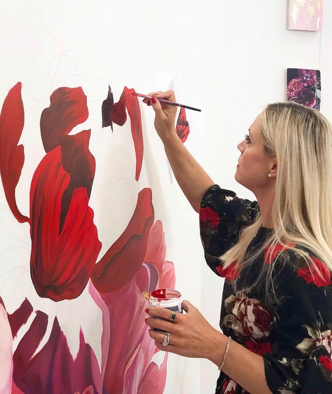 Ceci Johnsonさんのインスタグラム写真 - (Ceci JohnsonInstagram)「“Creativity is contagious, pass it on” – Albert Einstein  Swipe to see our feature floral mural in our NYC studio @cecijohnson and @surfaceofbeauty joined creative forces on. ❤️🌹❤️#beautifyyourworld #cecinewyork #creativity」2月16日 3時33分 - cecinewyork