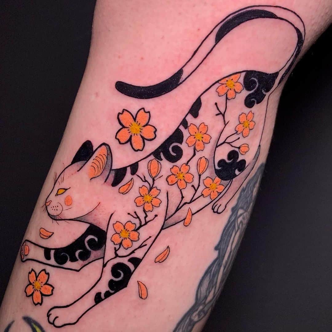 ミランダ・イバネスのインスタグラム：「Miren que bonito gatito 🥺⁣ Es un diseño que me hizo @ricardomarqueztattoo por ahí de agosto 2019 ⁣ Es de Colombia!! esta de regreso un ratito en CDMX y por fin me tatué uno de sus gatitoooos❤️🐱⁣ ⁣ Esta tatuando en @white.lightmx  ⁣ Vayan a ver su trabajo ! ⁣ Es bien talentoso el muchacho :) ⁣ @ricardomarqueztattoo  GRACIAS RICHO 🐱⁣ ⁣ #tattoos #tattoo #cattattoo」